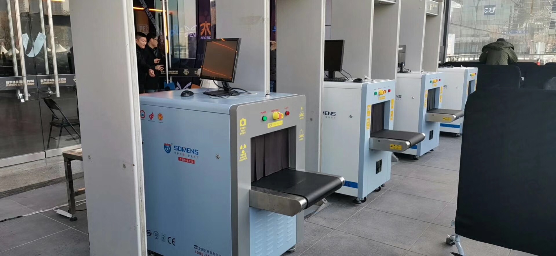 曲江国际会展中心A馆和平精英国际冠军杯赛场采用银河优越会安检机安检门等安检设备。