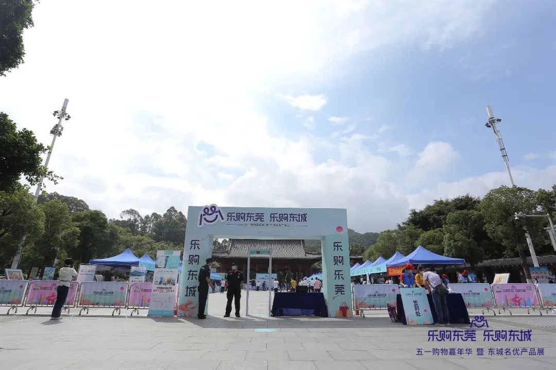 乐购东莞会场采用银河优越会测温安检门